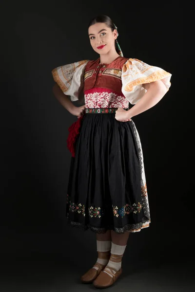 Fiatal Gyönyörű Szlovák Hagyományos Ruhában Szlovák Folklór — Stock Fotó