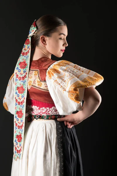 Jovem Bela Mulher Eslovaca Vestido Tradicional Folclore Eslovaco — Fotografia de Stock