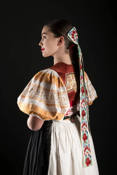 Ung Vacker Slogan Kvinna Traditionell Klänning Slovakiska Folklore — Stockfoto