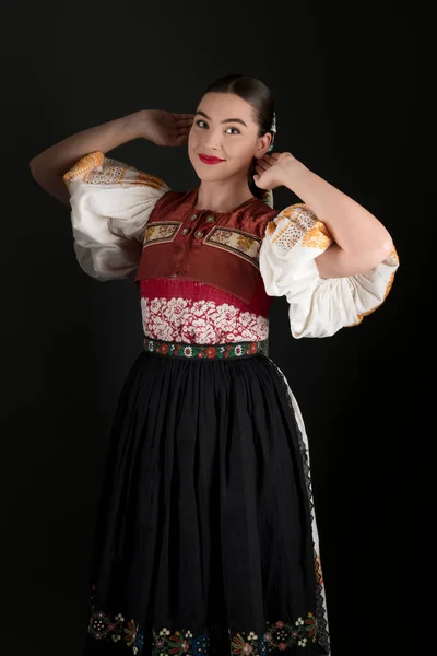 Ung Vacker Slogan Kvinna Traditionell Klänning Slovakiska Folklore — Stockfoto