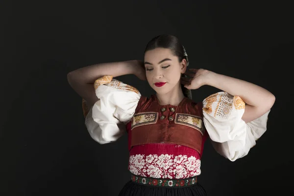 Jovem Bela Mulher Eslovaca Vestido Tradicional Folclore Eslovaco — Fotografia de Stock