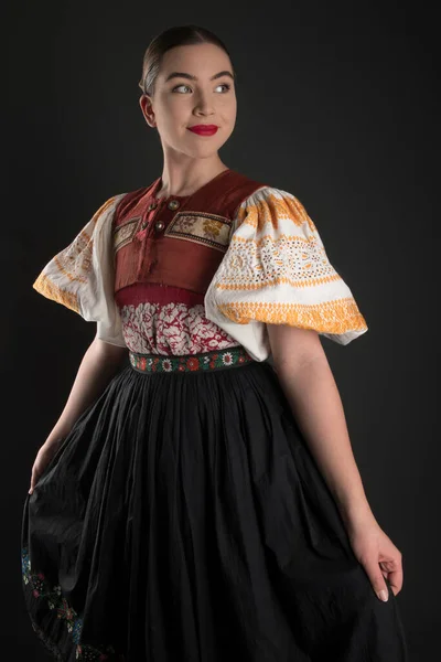 Ung Vacker Slogan Kvinna Traditionell Klänning Slovakiska Folklore — Stockfoto