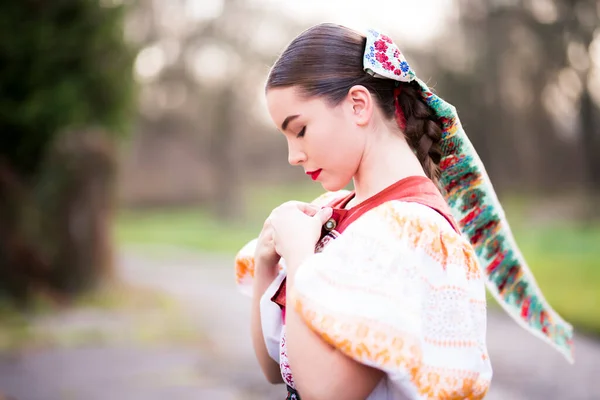 Jovem Bela Mulher Eslovaca Vestido Tradicional Folclore Eslovaco — Fotografia de Stock