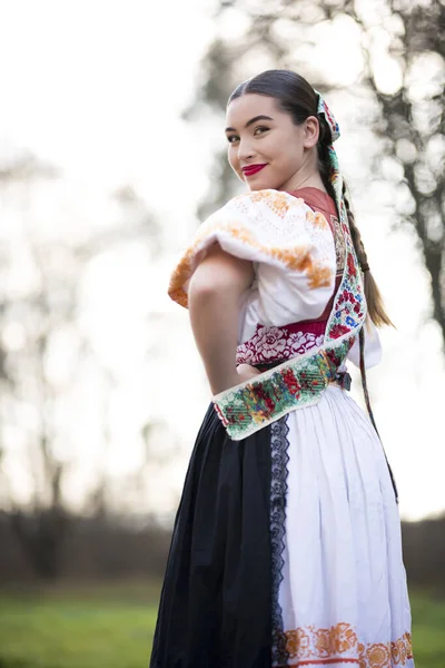 Młoda Piękna Słowianka Tradycyjnej Sukience Słowacki Folklor — Zdjęcie stockowe