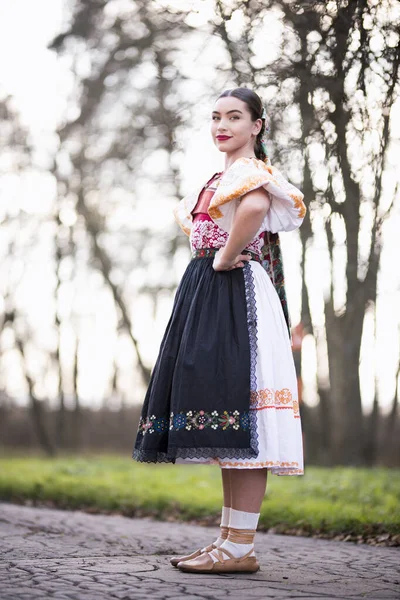 Ung Vacker Slogan Kvinna Traditionell Klänning Slovakiska Folklore — Stockfoto