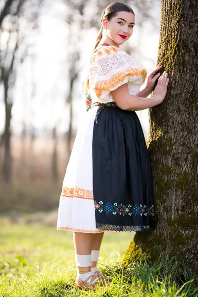 Jovem Bela Mulher Eslovaca Vestido Tradicional Folclore Eslovaco — Fotografia de Stock