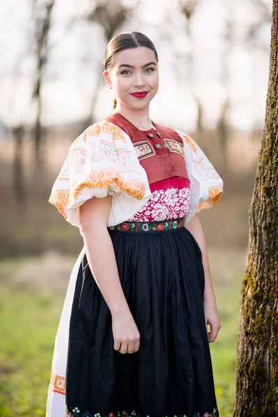 穿着传统服装的年轻漂亮的Slovak女人 斯洛伐克民间文学 — 图库照片