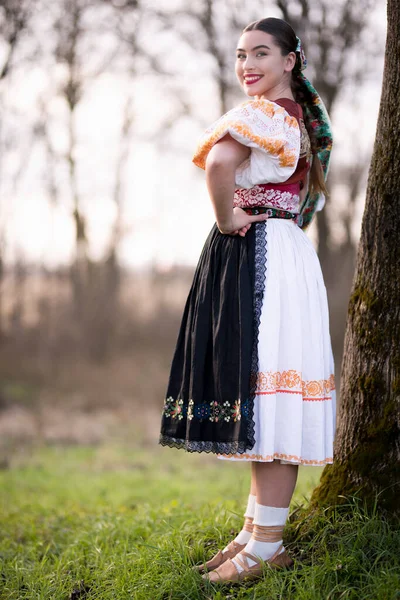 Fiatal Gyönyörű Szlovák Hagyományos Ruhában Szlovák Folklór — Stock Fotó