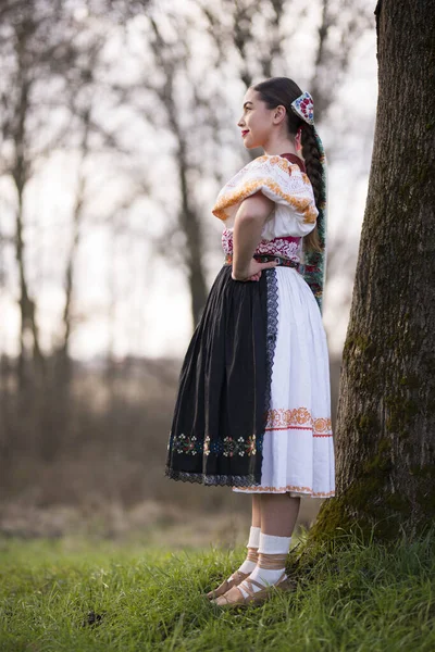 Ung Vacker Slogan Kvinna Traditionell Klänning Slovakiska Folklore — Stockfoto