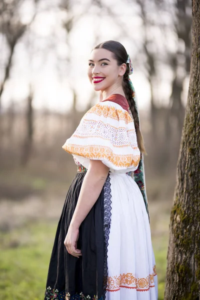 Fiatal Gyönyörű Szlovák Hagyományos Ruhában Szlovák Folklór — Stock Fotó