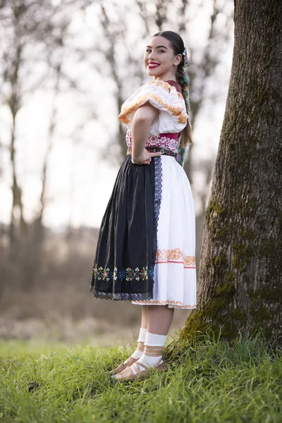 Młoda Piękna Słowianka Tradycyjnej Sukience Słowacki Folklor — Zdjęcie stockowe