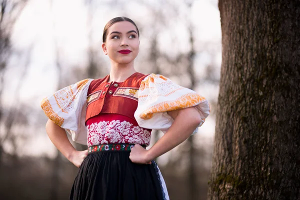 Jovem Bela Mulher Eslovaca Vestido Tradicional Folclore Eslovaco — Fotografia de Stock