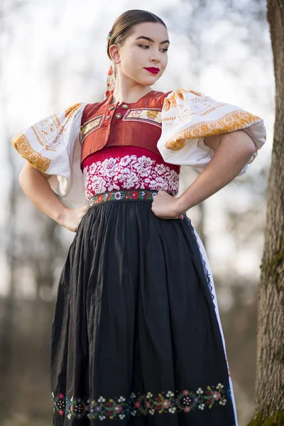 Ung Vacker Slogan Kvinna Traditionell Klänning Slovakiska Folklore — Stockfoto