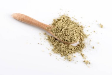 Tahta kaşıkta yeşil klorella tozu