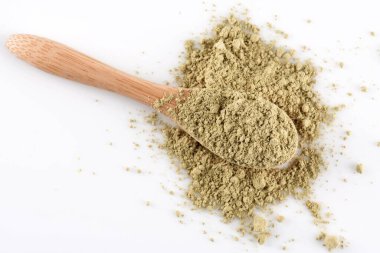 Tahta kaşıkta yeşil klorella tozu