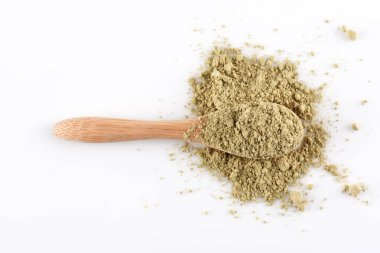 Tahta kaşıkta yeşil klorella tozu