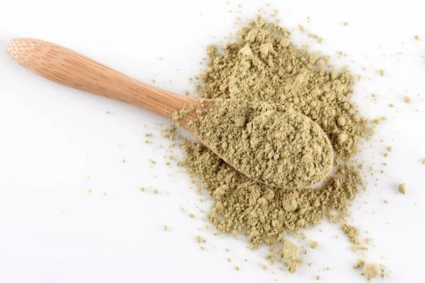 Tahta kaşıkta yeşil klorella tozu