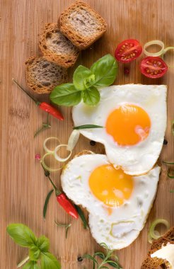 Kalp şeklinde sahanda yumurta.