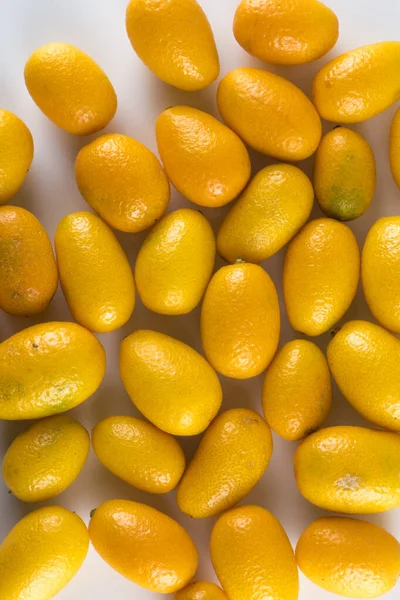 Egy Csomó Friss Kumquat Biotermékek Piacán Néhány Kumquatot Levágtak — Stock Fotó