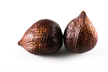 Beyaz arka planda izole edilmiş salata veya yılan meyveleri.