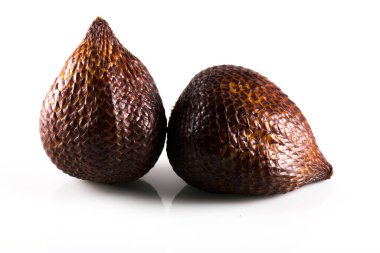 Beyaz arka planda izole edilmiş salata veya yılan meyveleri.