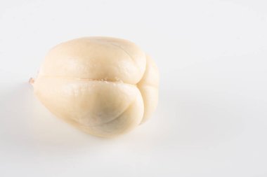 Beyaz arkaplanda izole edilmiş Salak ya da yılan meyvesi.