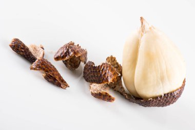 Beyaz arkaplanda izole edilmiş Salak ya da yılan meyvesi.