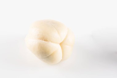 Beyaz arkaplanda izole edilmiş Salak ya da yılan meyvesi.