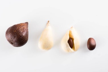 Beyaz arka planda izole edilmiş salata veya yılan meyveleri.