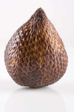 Beyaz arkaplanda izole edilmiş Salak ya da yılan meyvesi.