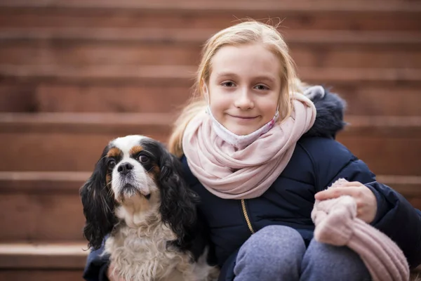 Mignon Sourire Petite Fille Étreignant Chien Assis Sur Escalier Bois — Photo