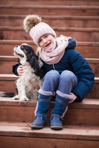 Mignon Sourire Petite Fille Étreignant Chien Assis Sur Escalier Bois — Photo