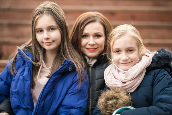 Maman Avec Des Filles Sont Assis Sur Escalier Bois — Photo