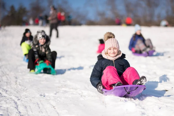 Kleines Mädchen Rutscht Mit Bob Aus Und Fällt Den Schnee — Stockfoto