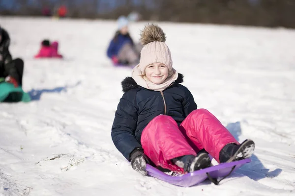 Kleines Mädchen Rutscht Mit Bob Aus Und Fällt Den Schnee — Stockfoto