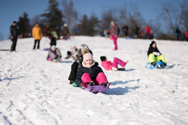 Klein Meisje Glijden Met Bob Vallen Sneeuw — Stockfoto