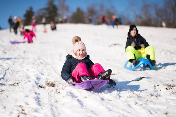 Kleines Mädchen Rutscht Mit Bob Aus Und Fällt Den Schnee — Stockfoto