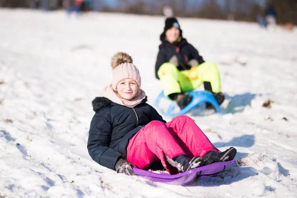 Klein Meisje Glijden Met Bob Vallen Sneeuw — Stockfoto