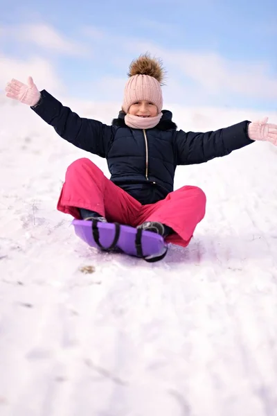 Kleines Mädchen Mit Schlitten Winter — Stockfoto