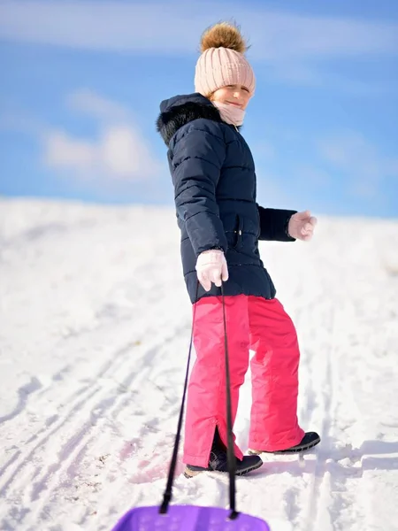 Menina Com Trenó Inverno — Fotografia de Stock