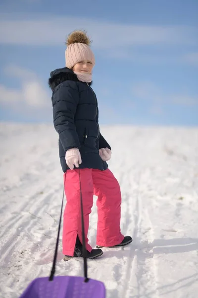 Маленькая Девочка Санями Зимой — стоковое фото