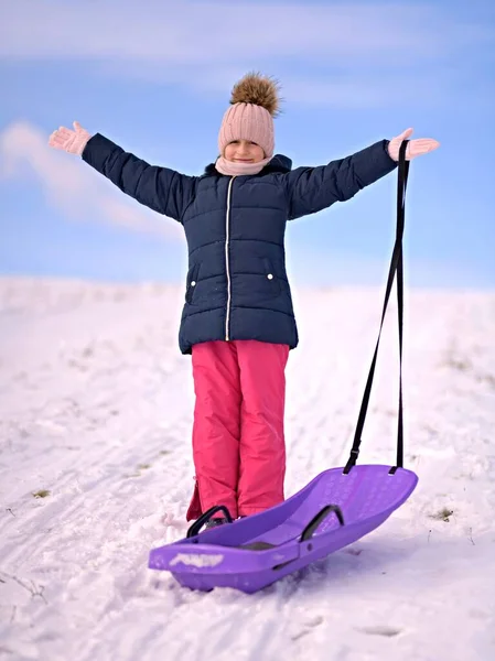 Kleines Mädchen Mit Schlitten Winter — Stockfoto