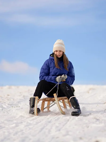 Petite Fille Avec Traîneau Hiver — Photo