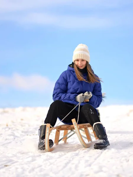 Menina Com Trenó Inverno — Fotografia de Stock