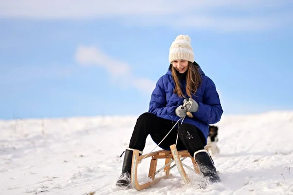 Petite Fille Avec Traîneau Hiver — Photo