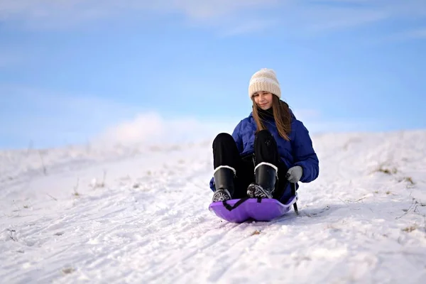 Menina Com Trenó Inverno — Fotografia de Stock