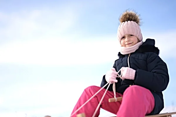 Κοριτσάκι Έλκηθρο Χειμώνα — Φωτογραφία Αρχείου