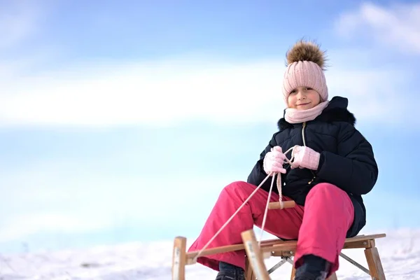 Kleines Mädchen Mit Schlitten Winter — Stockfoto