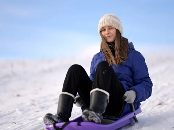 Menina Com Trenó Inverno — Fotografia de Stock