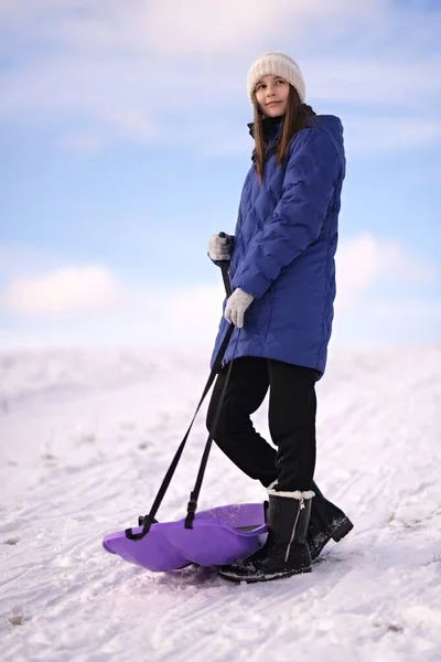 Kleines Mädchen Mit Schlitten Winter — Stockfoto